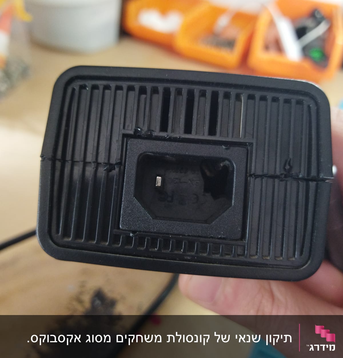 תיקון שנאי של קונסולת משחקים מסוג אקסבוקס.